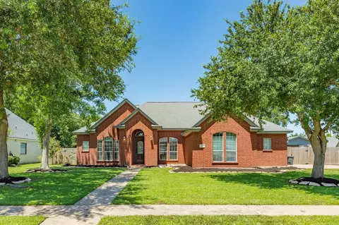 101 Mallard Dr, Clute, TX 77531