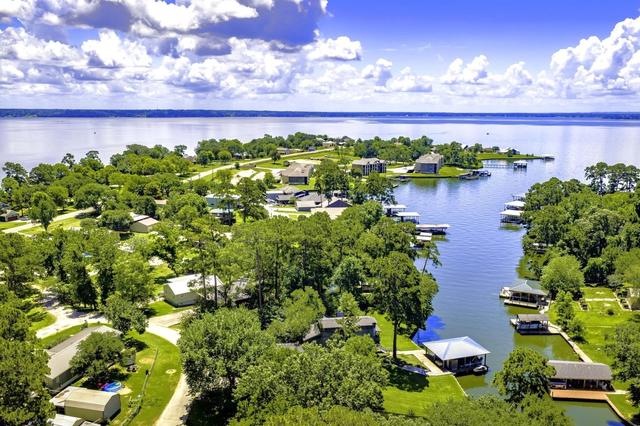 305 Lakeshore Dr, Onalaska, TX 77360