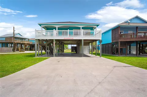 988 Gulf Rd, Crystal Beach, TX 77650