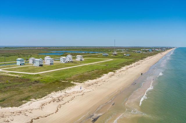 579 Annabelle Dr, Gilchrist, TX 77617