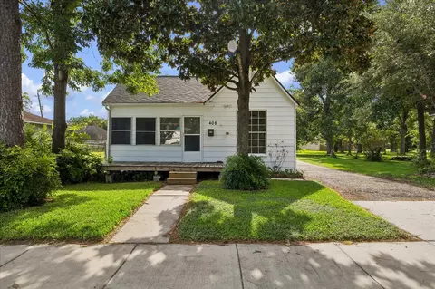 408 S 4th St, La Porte, TX 77571