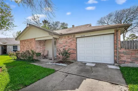 10738 Highland Woods Dr, Sugar Land, TX 77498