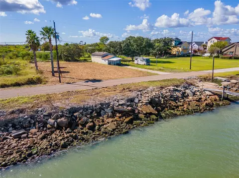 2225 Avenue A, San Leon, TX 77539