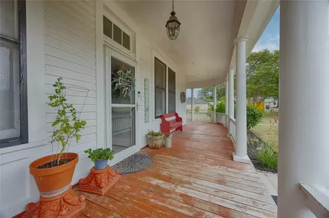 Exterior - 403 E 7th St, Flatonia, TX 78941 photo 3 of 5