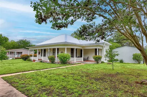 403 E 7th St, Flatonia, TX 78941