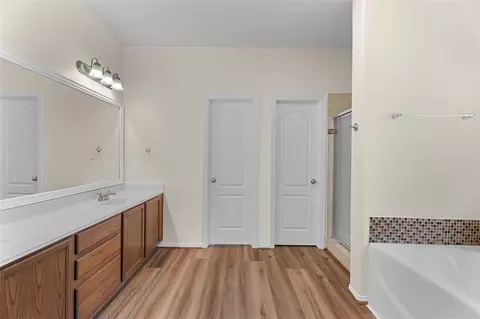 Bath - 1069 Shadow Glenn Dr, Conroe, TX 77301 photo 2 of 4
