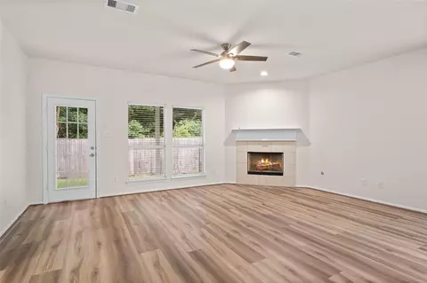 Living - 1069 Shadow Glenn Dr, Conroe, TX 77301 photo 2 of 2