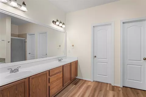 Bath - 1069 Shadow Glenn Dr, Conroe, TX 77301 photo 3 of 4