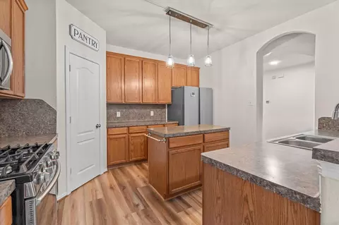 Kitchen - 1069 Shadow Glenn Dr, Conroe, TX 77301 photo 2 of 2