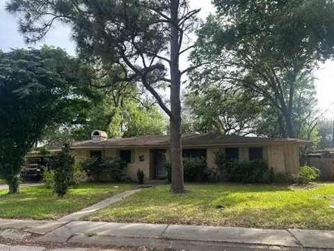 2109 Oaks Dr, Pasadena, TX 77502 photo 2