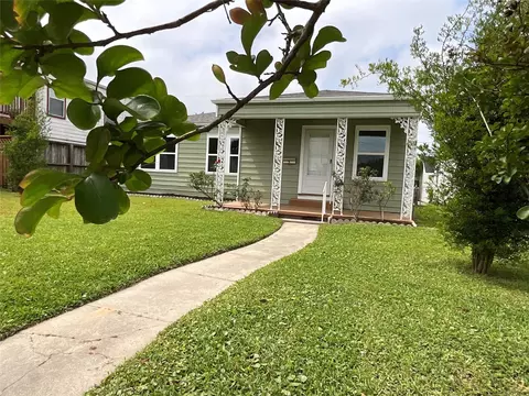 4806 Alamo Dr, Galveston, TX 77551