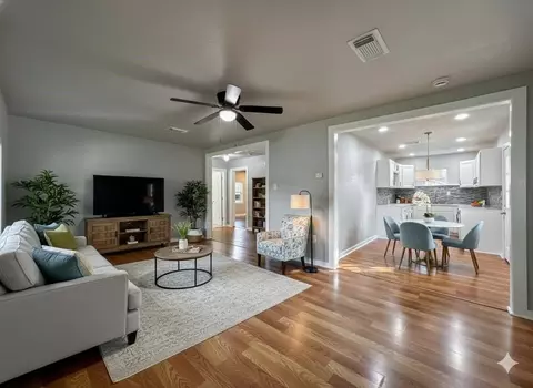 1009 W Snyder St, Alvin, TX 77511