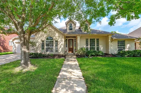 311 Oak Hollow Dr, League City, TX 77573