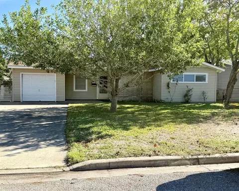 216 Burnet St, Port Lavaca, TX 77979