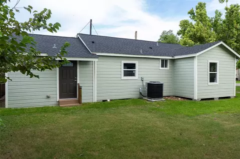 134 E Bernard St, Clute, TX 77531