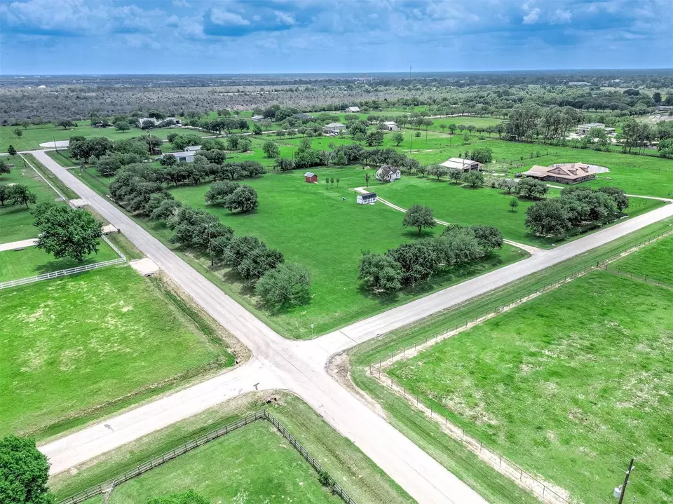  6607 S Mallard Dr, Fulshear, TX 77441 photo 2