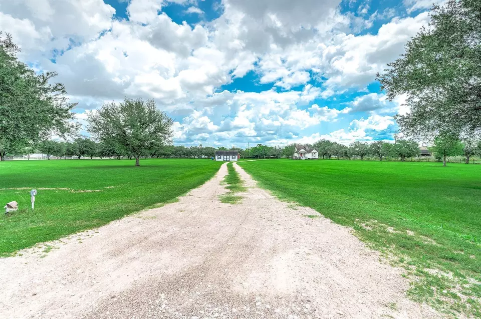  6607 S Mallard Dr, Fulshear, TX 77441 photo 3