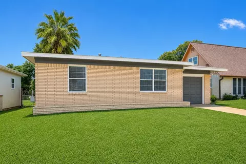 1803 Bayou Homes Dr, Galveston, TX 77551