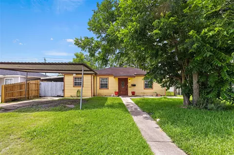 211 Crescent Dr, Pasadena, TX 77506