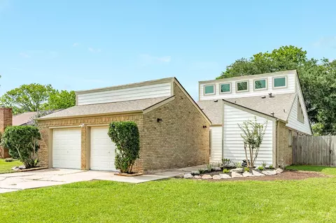 56 Garland Ct, Lake Jackson, TX 77566