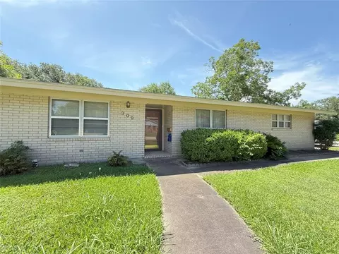309 Town And Country Dr, El Campo, TX 77437