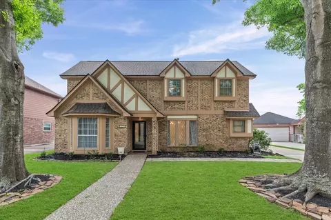 110 Shadow Wood Dr, Sugar Land, TX 77498