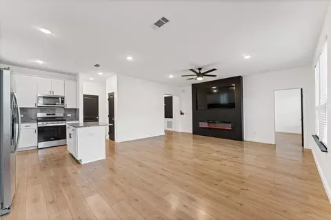 305 Paso Fino Dr, Alvin, TX 77511