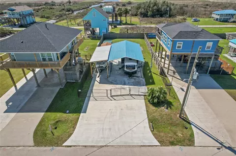 957 S Tinkle Ln, Crystal Beach, TX 77650