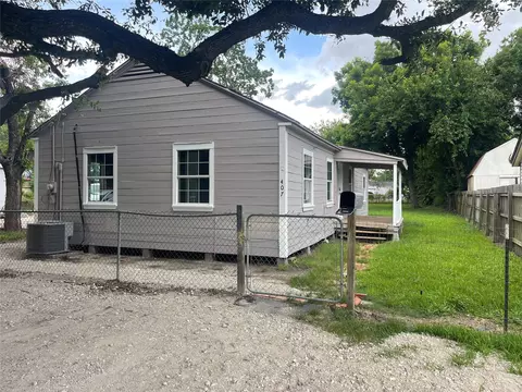 407 N Magnolia St, Highlands, TX 77562