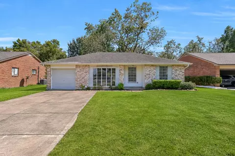 107 Stratmore Dr, Friendswood, TX 77546