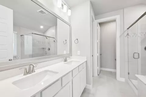 Bath - 2847 Clapbread Ln, Rosenberg, TX 77471 photo 3 of 4