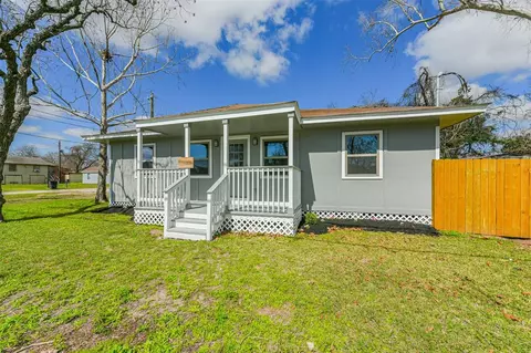 124 E Bernard, Clute, TX 77531 photo 1