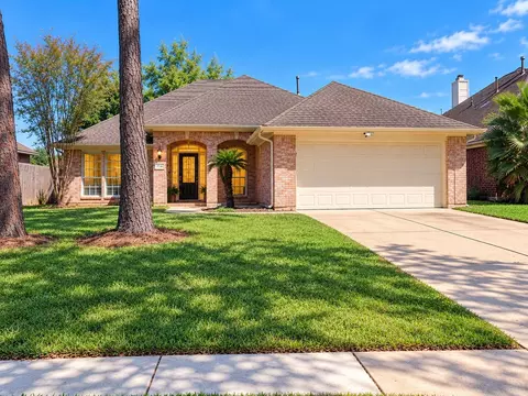 114 Crescent Bay Dr, League City, TX 77573