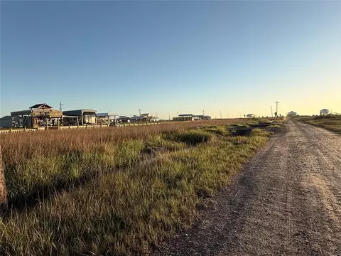 1108 Egret Pt, Crystal Beach, TX 77650