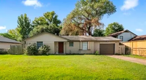 5830 Woodview Dr, Humble, TX 77396