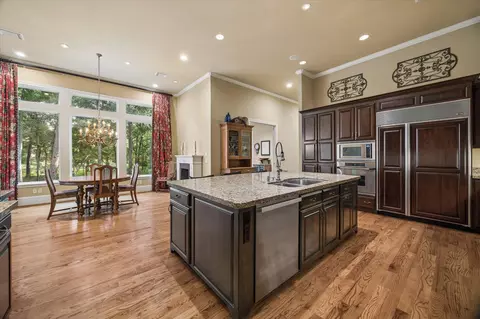 Kitchen - 37519 Edgewater Dr, Pinehurst, TX 77362 photo 4 of 4