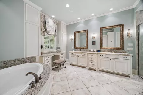 Bath - 37519 Edgewater Dr, Pinehurst, TX 77362 photo 4 of 5