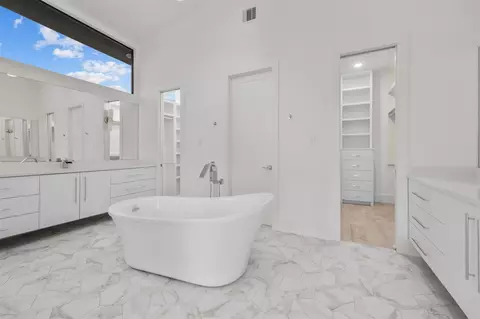 Bath - 3932 Windsor Mist Ln, Spring, TX 77386 photo 3 of 7