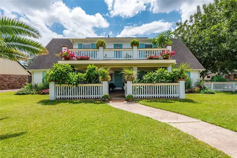 1902 Port Royal Dr, Nassau Bay, TX 77058