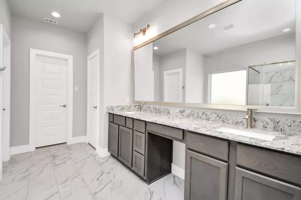 Bath - 19718 Florence Glen Ln, Hockley, TX 77447 photo 2 of 6