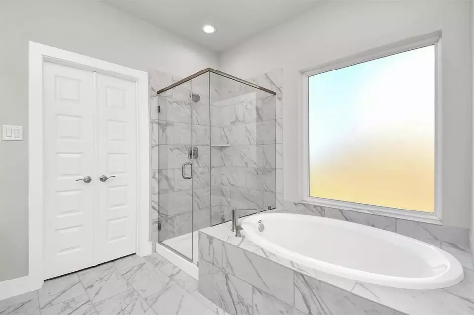 Bath - 19718 Florence Glen Ln, Hockley, TX 77447 photo 3 of 6