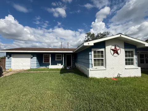 2001 Isla Dr, Pearland, TX 77581