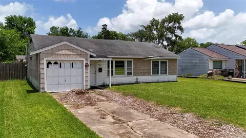 409 Center Way, Lake Jackson, TX 77566