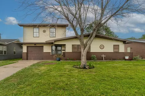711 S 6th St, Nederland, TX 77627