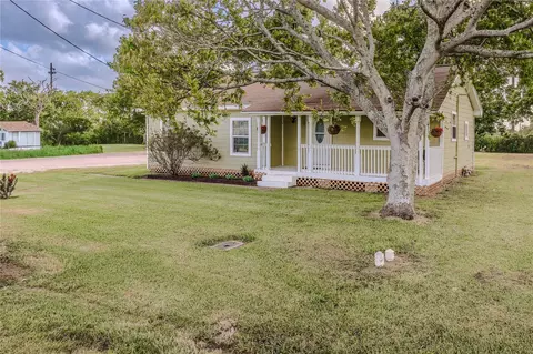 910 Brockman St, Clute, TX 77531