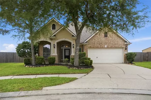 201 Bailey Brook Ln, Dickinson, TX 77539