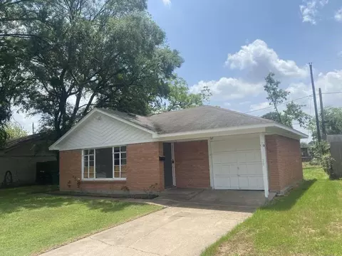 121 W Riverwood Dr, Houston, TX 77076