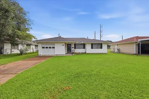 611 S 16th St, Nederland, TX 77627