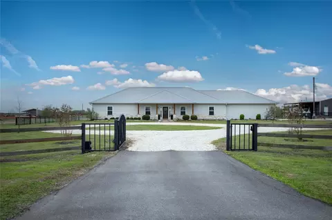 5330 Indian Trail Ln, Brenham, TX 77833