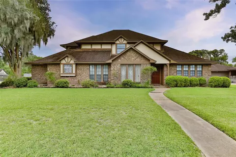 101 White Oak Dr, Lake Jackson, TX 77566